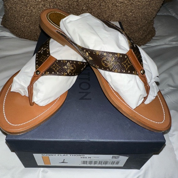 100% Louis Vuitton Thong Sandals✨ - Picture 9 of 13